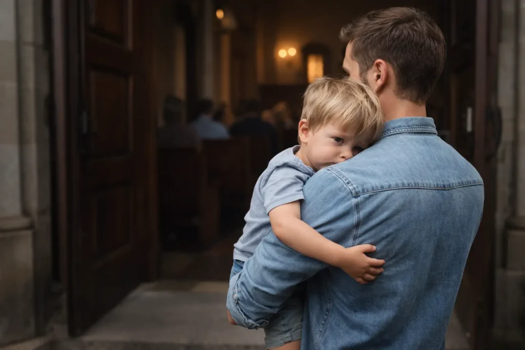 Padre cargando a su hijo pequeño durante la misa, una imagen real de ir a misa con hijos pequeños